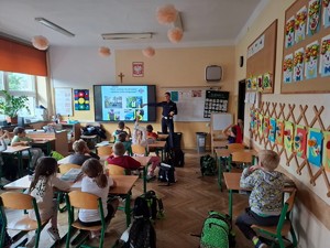 policjantka przy pomocy prezentacji wyjaśnia uczniom czym zajmują się policjanci ruchu drogowego (1)