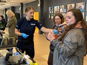 policjantka technik kryminalisyki prezentuje jak wygląda zbieranie śladów