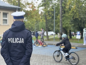 03 Policjantka nadzoruje dziecko na rowerze na egzaminie praktycznym