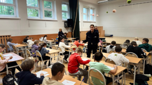 06 Policjanci nadzorują egzamin teoretyczny na kartę rowerowa