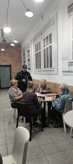 02 Dzielnicowy rozmawia z seniorami na temat bezpieczenstwa