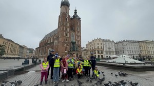 01 Policjantki pozują do zdjęcia wraz z dziećmi na Rynku Krakowskim