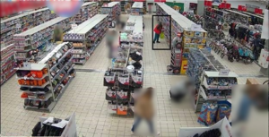 Wizerunek mężczyzny zabierającego rzeczy z półki