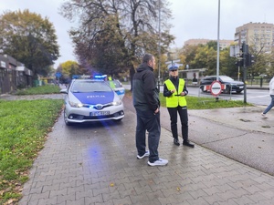 02 Policjantka rozmawia z pieszym o bezpieczeństwie