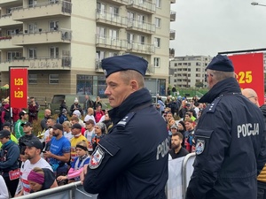 Komendant i Przewodniczący na podeście w tle uczestnicy półmaratonu