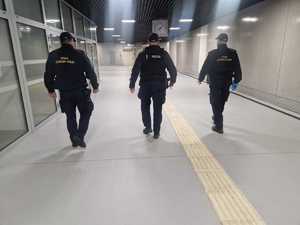 01 Policjant i Służba ochrony kolei patrolują peron
