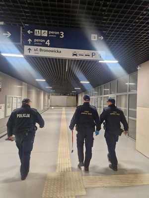 02 Policjant i Służba ochrony kolei patrolują peron