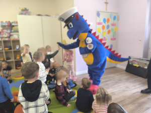 03 Smok Bazyli z dziećmi z przedszkola
