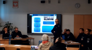 01 Komendant Komisariatu Policji VII podczas spotkania z mieszkancami