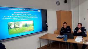 03 prezentacja omawiana przez policjantów podczas spotkania z mieszkańcami