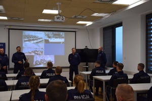 Zastępca Komendanta Miejskiego Policji w Krakowie i Komendant Komisariatu witają kursantów