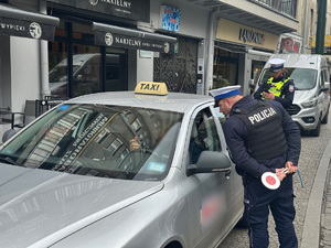 policjanci sprawdzają taksówkę