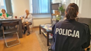 01 Awatar Policjantka rozmawia z seniorami