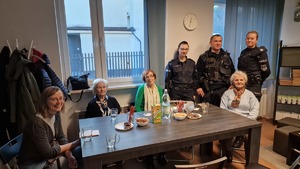 03 Policjanci pozują do zdjęcia z uczestnikami spotkania