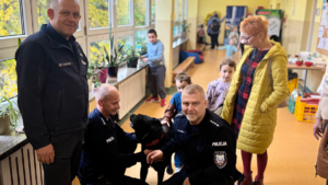 03 Policjanci z psem służbowym oraz uczestnikami spotkania