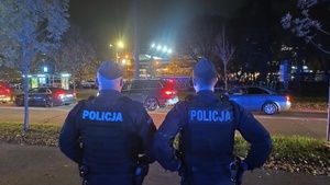 dwóch umundurowanych policjantów obserwujących stadion