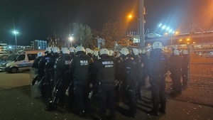 kilkudziesięciu umundurowanych policjantów stojących w rejonie stadionu
