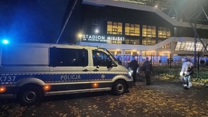 Oznakowany radiowóz zaparkowany przed stadionem
