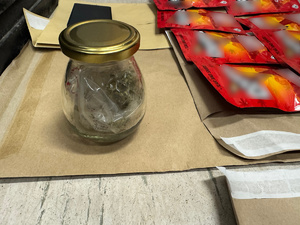 02 Słoik z suszem i ciasteczka THC