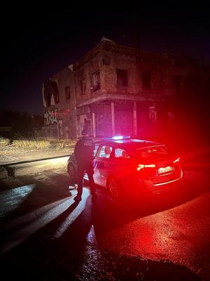 Policjant patrolujący pustostany