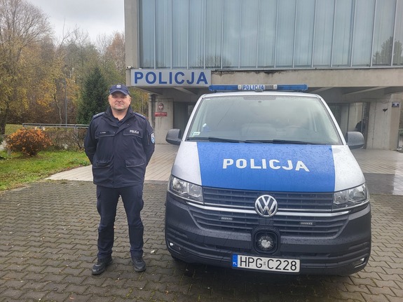 policjant obok radiowozu