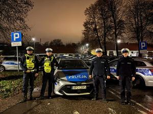policjanci obok radiowozu