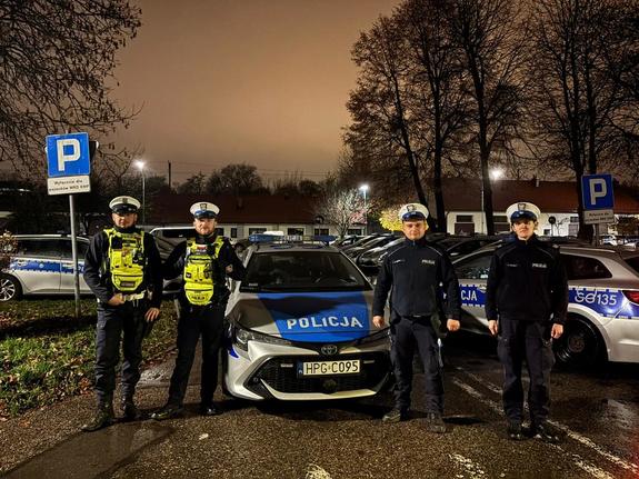 policjanci obok radiowozu