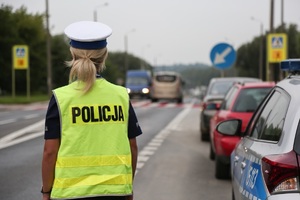 policjantka drogówki w trakcie służby na drodze