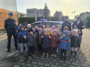 machające dzieci, w tle radiowóz