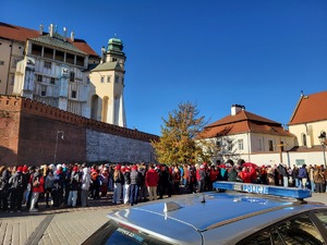 dzieci przygotowujące się do przemarszu u stóp Wawelu