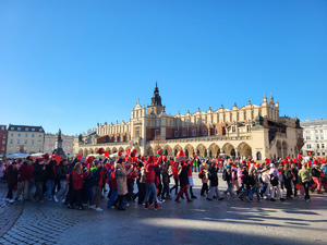 uczestnicy przemarszu na Rynku Głównym