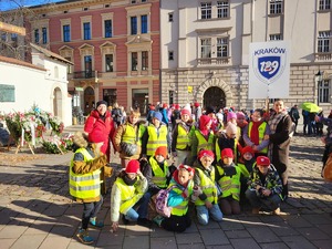 uczniowie jednej z krakowskich szkół biorący udział w przemarszu