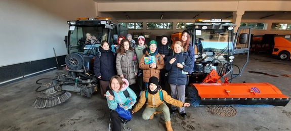 dzieci stoją, w tle traktorki