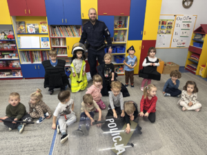 dzieci z policyjnymi gadżetami