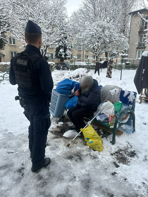 policjant i bezdomy