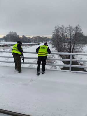 funkcjonariusze kontroluja wiadukt