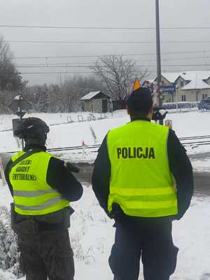 funkcjonariusze nadzorują rejon kolejowy