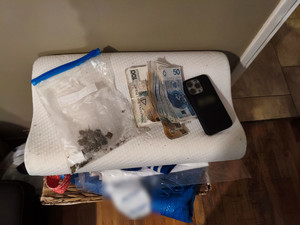 Susz roślinny, gotówka, telefon komórkowy zabezpieczone przez policjantów