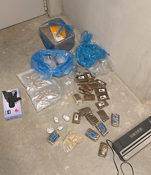 zabezpieczone przez policjantów woreczki z suszem roślinnym i innymi substancjami (2)