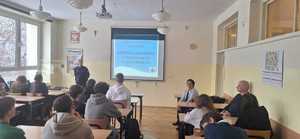 policjantka tłumaczy tekst na wyświetlaczu