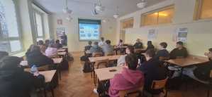 sala lekcyjna, uczniowie i policjanci