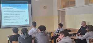 uczniowie w ławkach