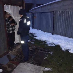 policjant kontroluje miejsce przebywania osoby bezdomnej