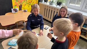 policjantki siedzą przy stole