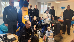 wspólne zdjęcie olafa z policjantami i maskotką