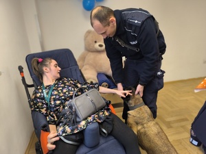 policjant z psem i dziewczyna