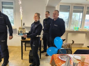 policjantka niesie tort