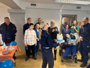 policjantka z tortem , olaf obok