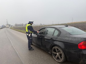 funkcjonariusz drogówki podczas kontroli