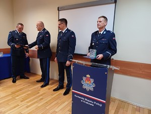 Komendant Miejski Policji w Krakowie wręcza rozkaz swojemu zastępcy
